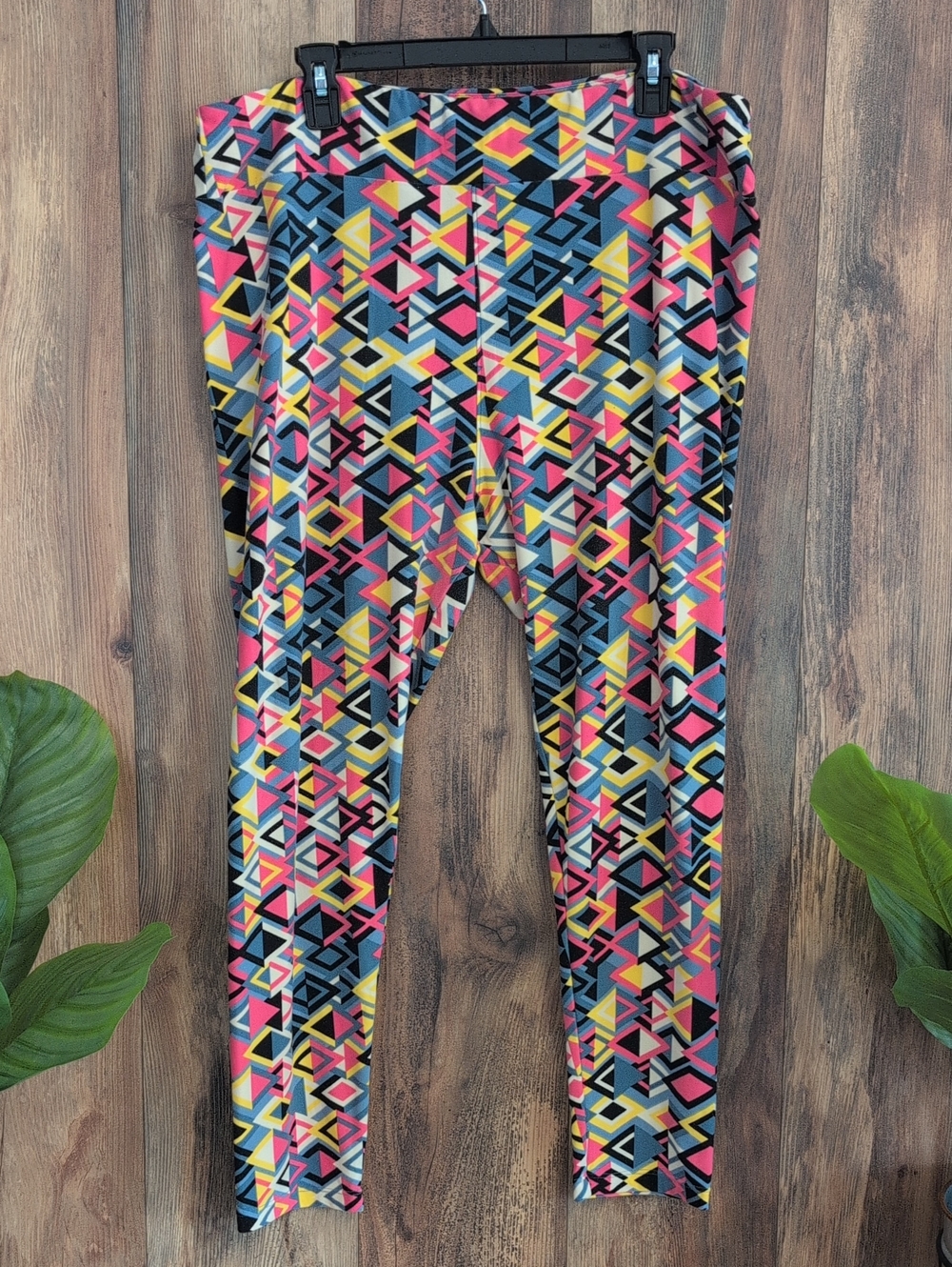 LuLaRoe Bright Geometric Print Leggings Tall & Curvy TC2       T224